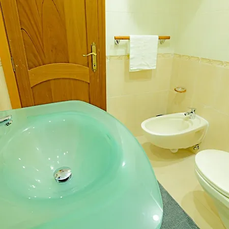 Ros - Charming 3 Bedroom Maisonette *