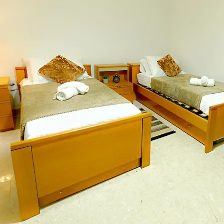 Ros - Charming 3 Bedroom Maisonette