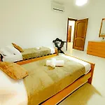 Ros - Charming 3 Bedroom Maisonette *