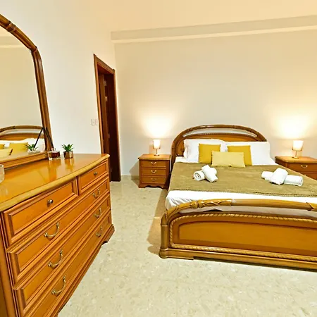 Ros - Charming 3 Bedroom Maisonette Apartment