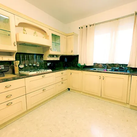 Apartment Ros - Charming 3 Bedroom Maisonette *