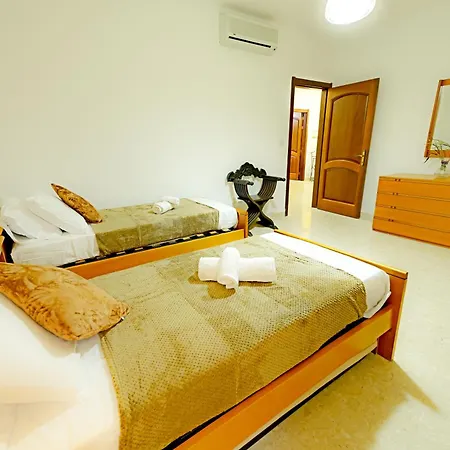 Ros - Charming 3 Bedroom Maisonette *