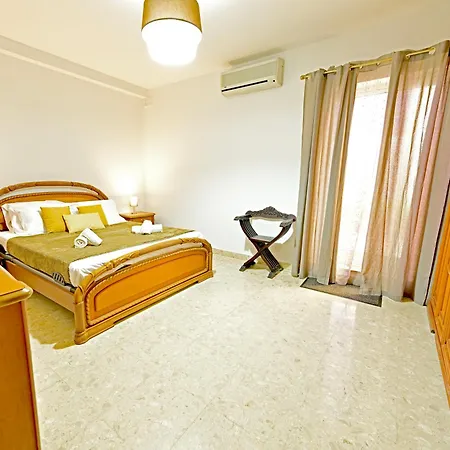 Ros - Charming 3 Bedroom Maisonette 아파트