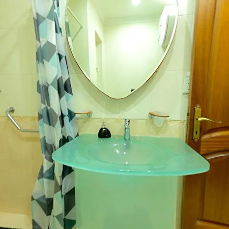 Ros - Charming 3 Bedroom Maisonette Apartament *