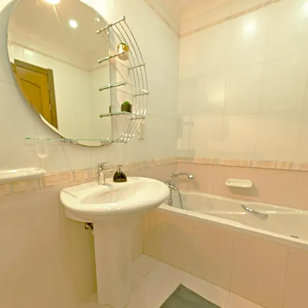 Ros - Charming 3 Bedroom Maisonette Apartament