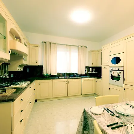 Lägenhet Ros - Charming 3 Bedroom Maisonette