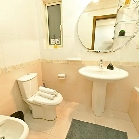 Ros - Charming 3 Bedroom Maisonette Apartament