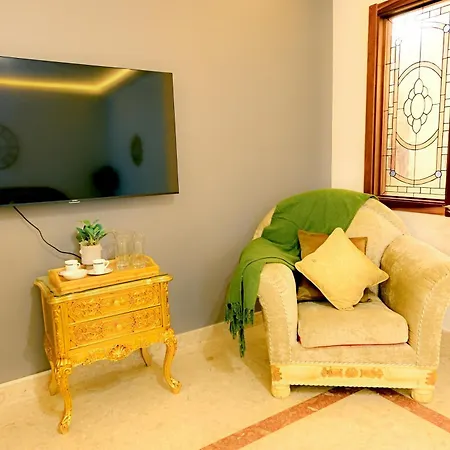 Ros - Charming 3 Bedroom Maisonette Lägenhet *