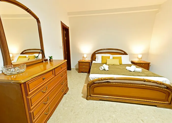 Ros - Charming 3 Bedroom Maisonette Apartment