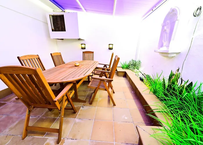 Ros - Charming 3 Bedroom Maisonette Apartment *