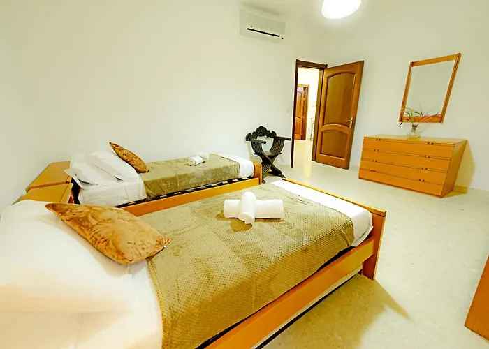 Ros - Charming 3 Bedroom Maisonette *