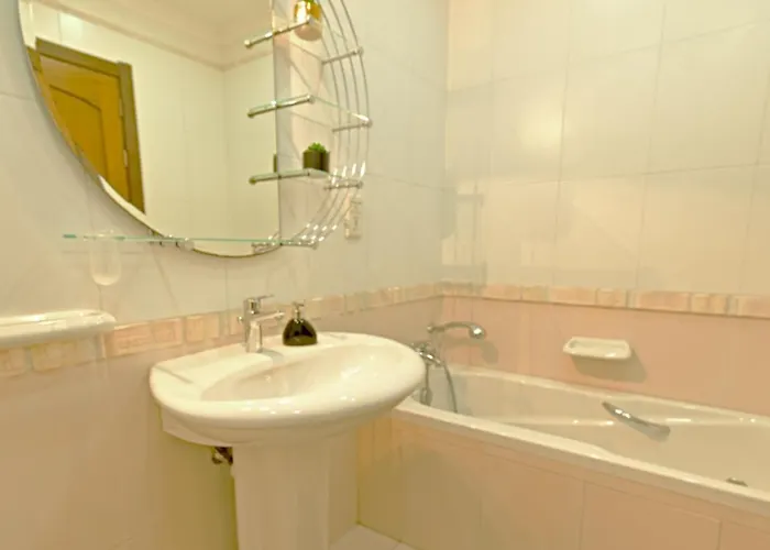 Ros - Charming 3 Bedroom Maisonette Appartamento