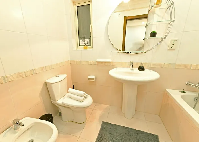 Ros - Charming 3 Bedroom Maisonette Appartamento